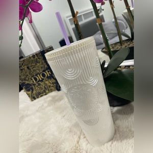 🤍Peral White 2023 Starbucks Venti Cold Cup Tumbler With Purple Straw 💜